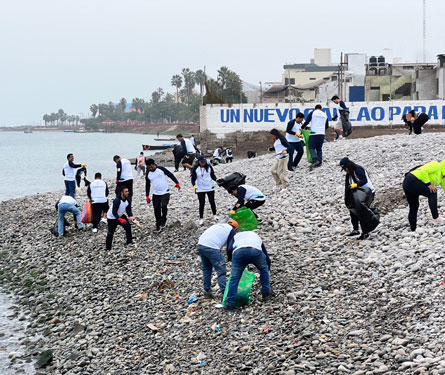 DP World reafirma su compromiso con la sostenibilidad y lidera jornada de limpieza en playa de Callao