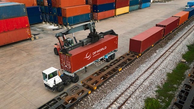Moving container from freight train to truck