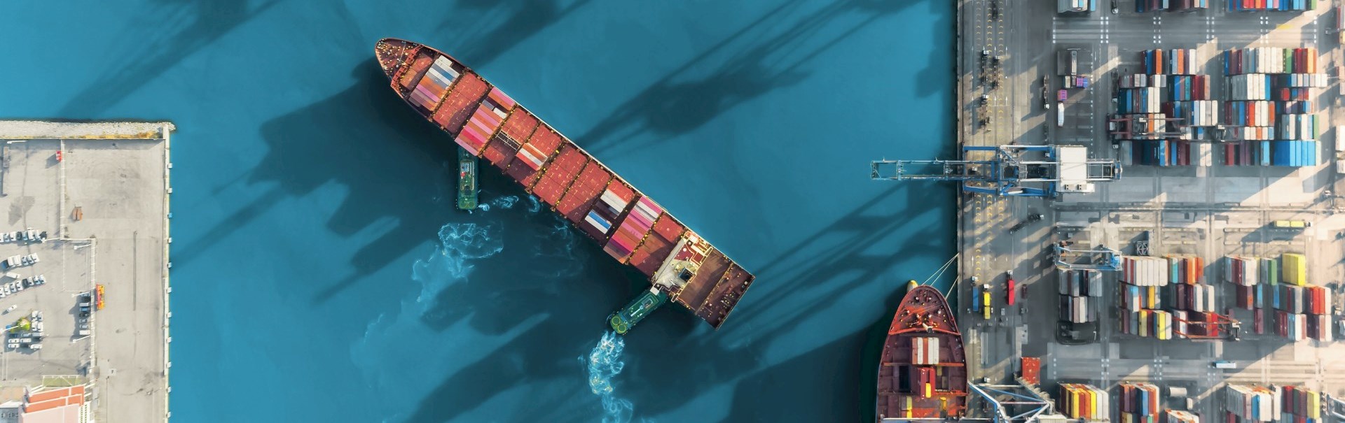 1920_acontainervesselenteringaterminal