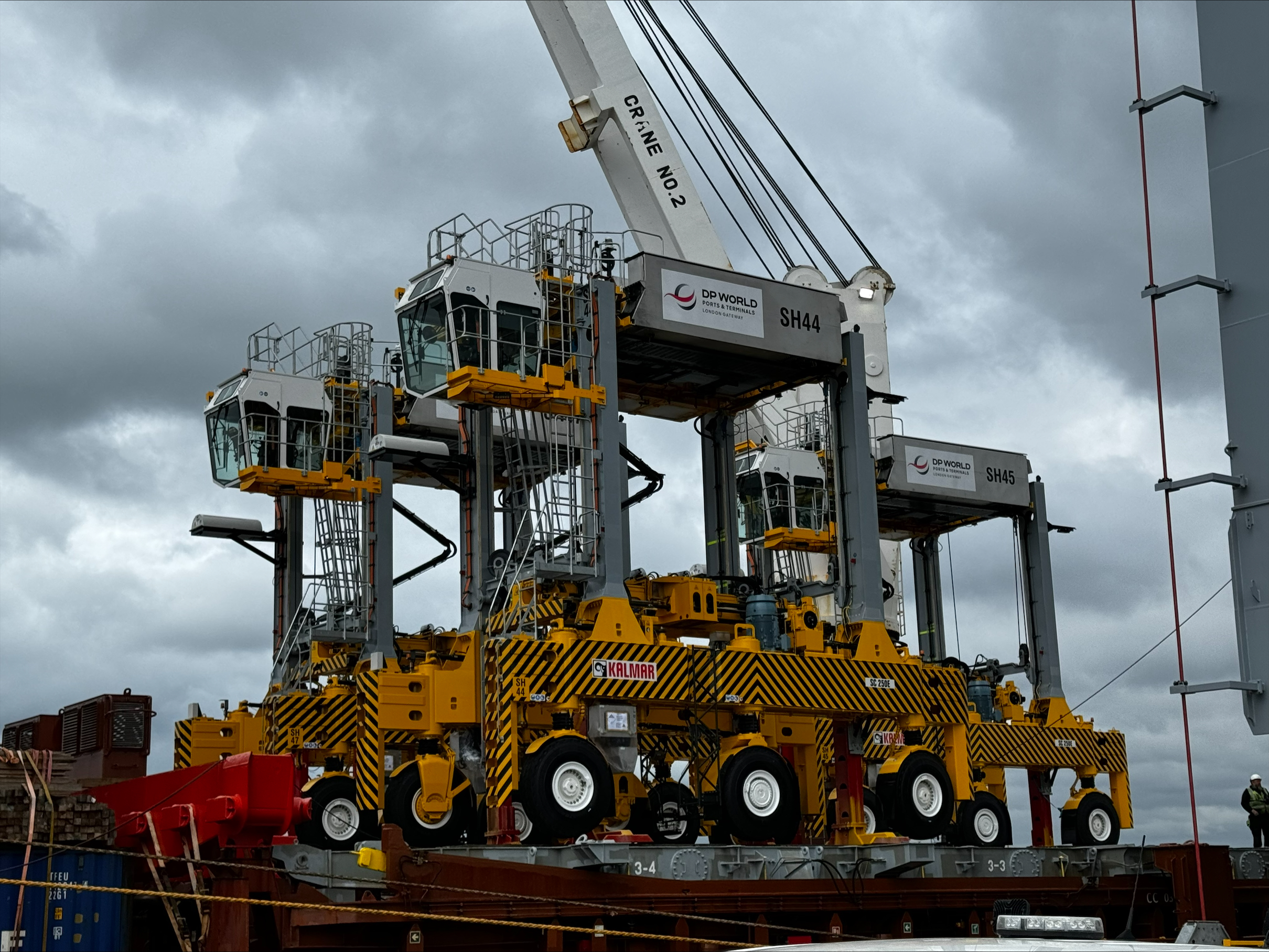 Electric Straddle Carrier