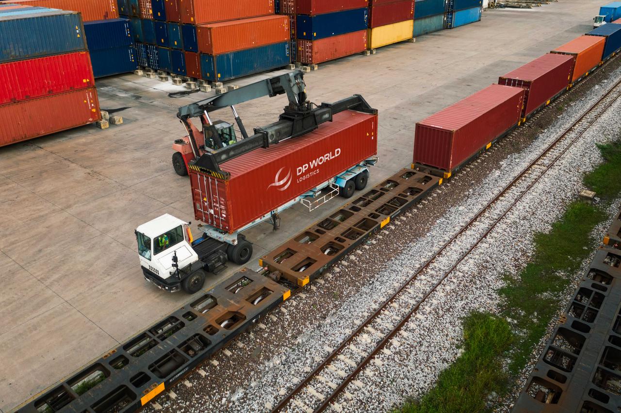 Moving container from freight train to truck