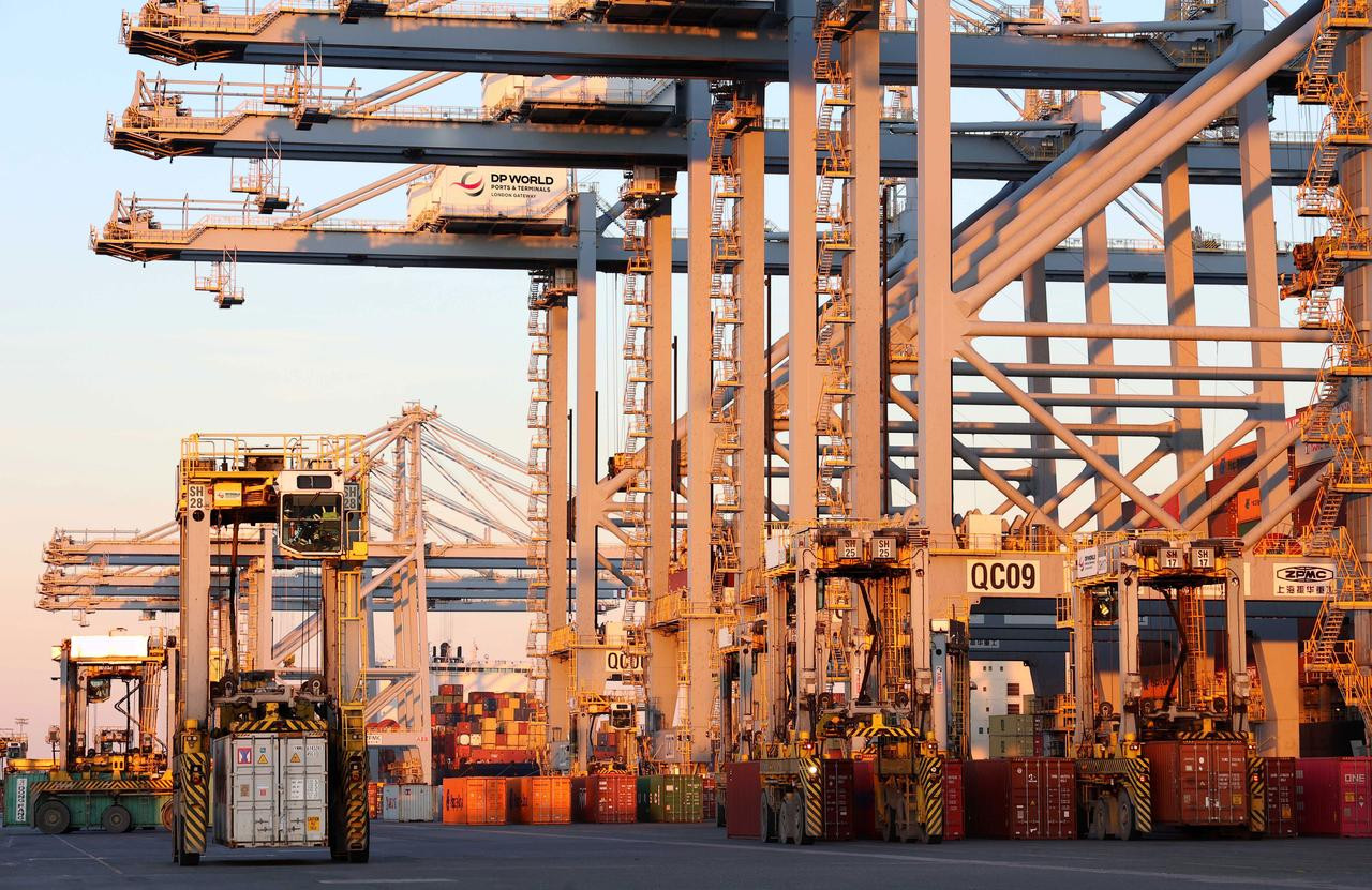 1920_londongatewaystraddlecarrier0321